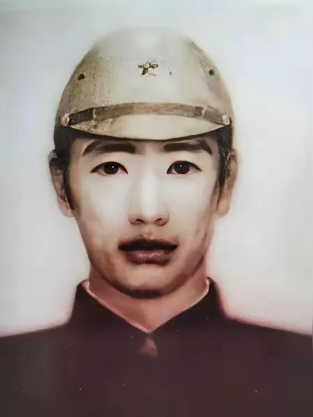 1943年，一个牵马的“汉奸”当着上百日军的面抬手两枪崩了日军中将，全场人都傻了