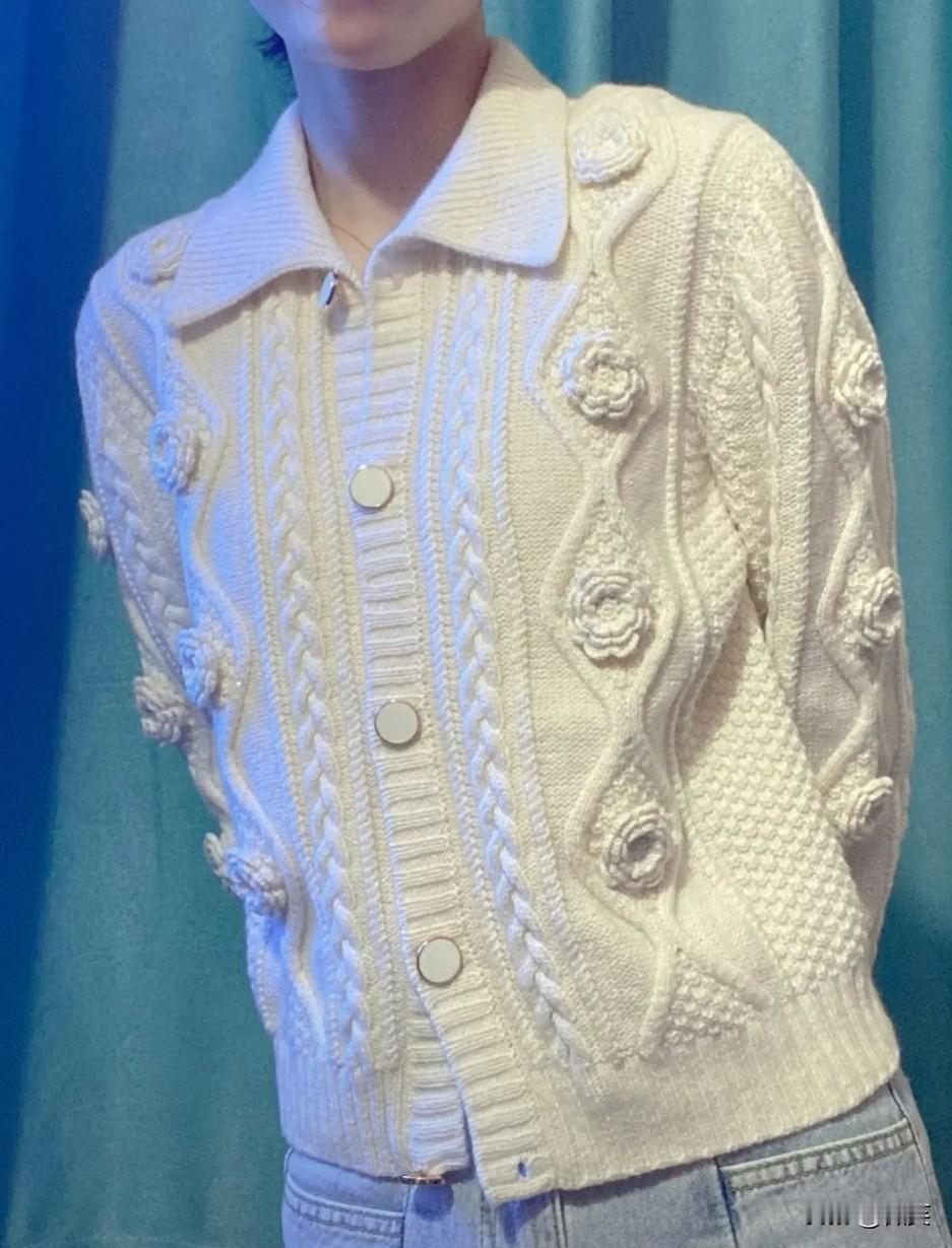 给儿媳织的毛衣，她妈说老气土气，真的过时了吗
 
熬了快一个月织好这件毛衣，选的