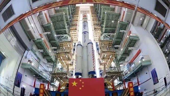 神舟二十号被太空碎屑撞了，没慌，推迟返航。
航天员好好的，空间站稳得很。
备用飞