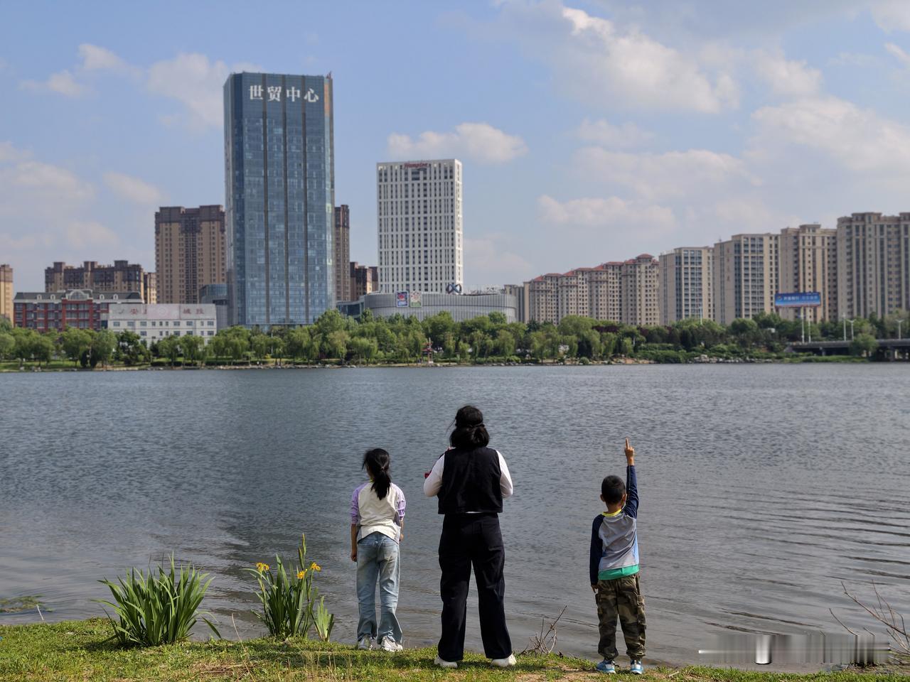 小城安丘，因为有了青云湖，城市便有了灵气。

青云湖的诞生，是安丘城市发展中的神