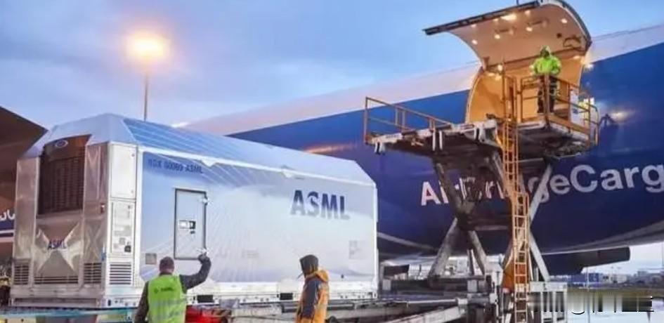 日前，光刻机巨头阿斯麦（ASML）公布了2024年第一季度财报。营收端大幅下滑的