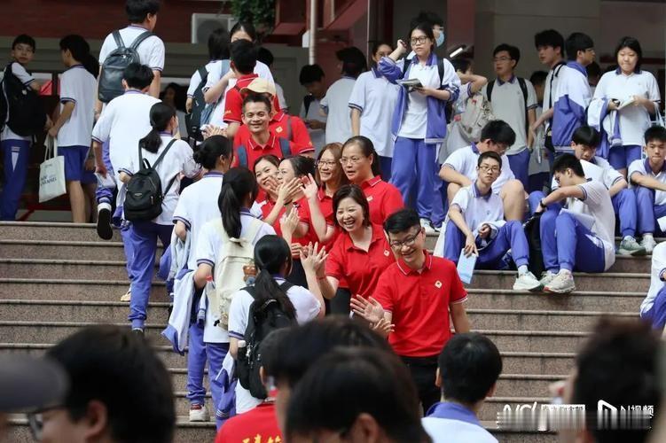 2026年高考首日，广州广雅中学一名女考生格外引人注目。上午语文考试结束，她是最