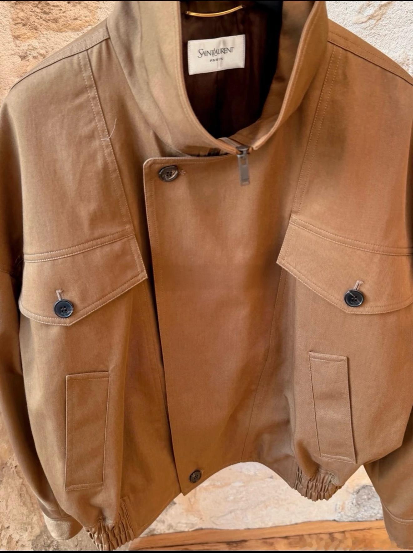 Y*L翻领工装夹克 整件衣服走的是复古工装路线 利落有型 上身很有气场。翻领设计