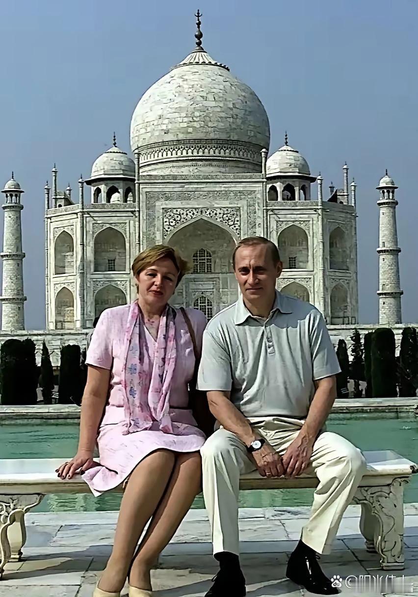 普京年轻时，和他的爱人一起在印度泰姬陵旅游，也像普通游客一样，喜欢拍照，哈哈！真