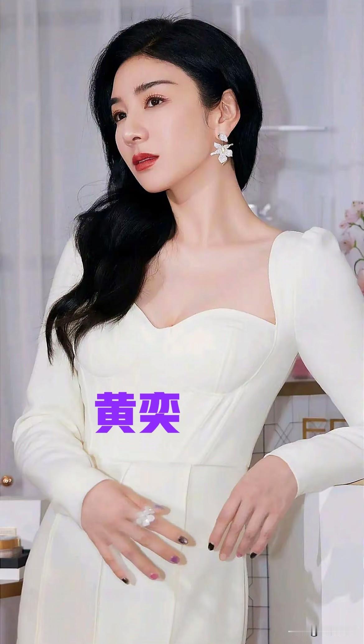 49岁的黄奕真的是给所有女性都上了一课。
无论你处在什么年龄段，
不管你经历过多