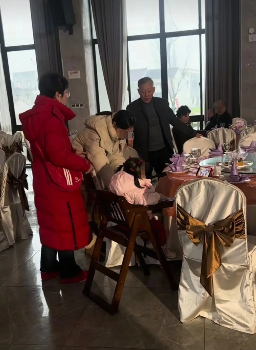 林允爸爸妈妈喝喜酒被偶遇，看起来很朴实，带着一个可爱的小女孩！ 