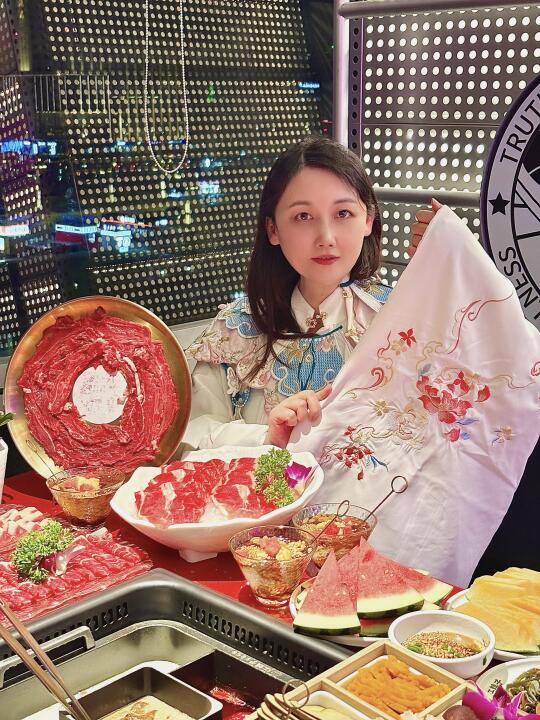 📍济南春日游就是👀泉城广场，吃江娃子火锅