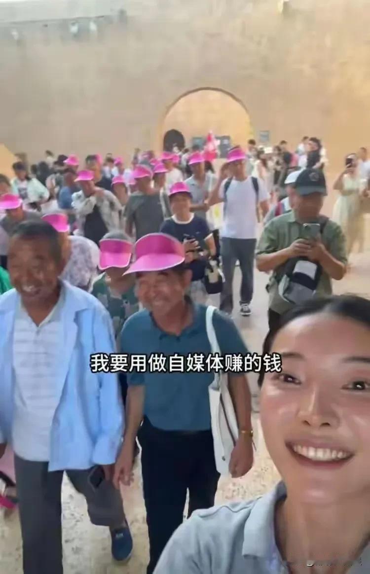 出门旅游之前，她找了两辆旅游大巴，醒备了4名导游，为每位老人买了保险，还准备了救