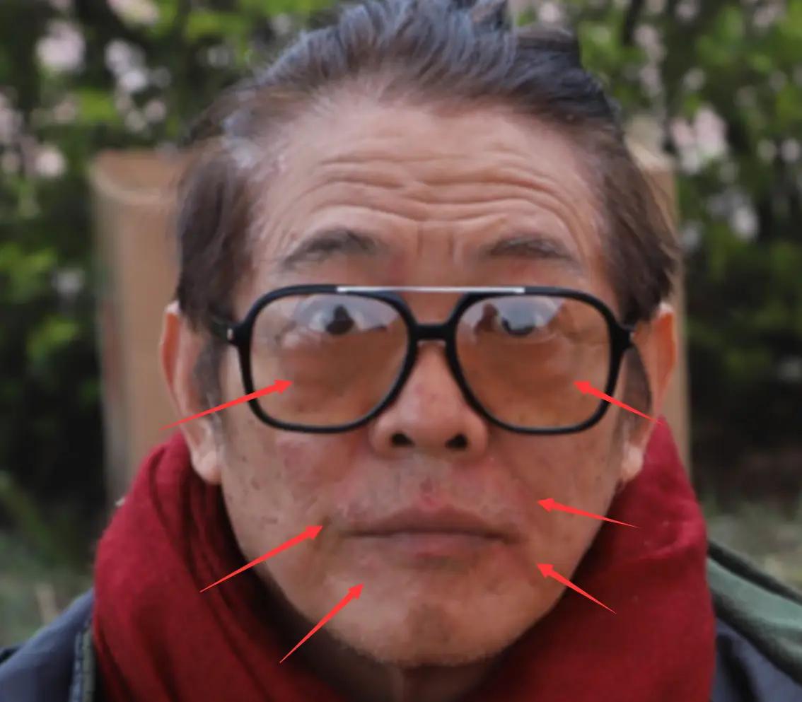 李连杰改了两次国籍都是有原因的。
第一次说是1997年，李连杰为了推广中国武术，