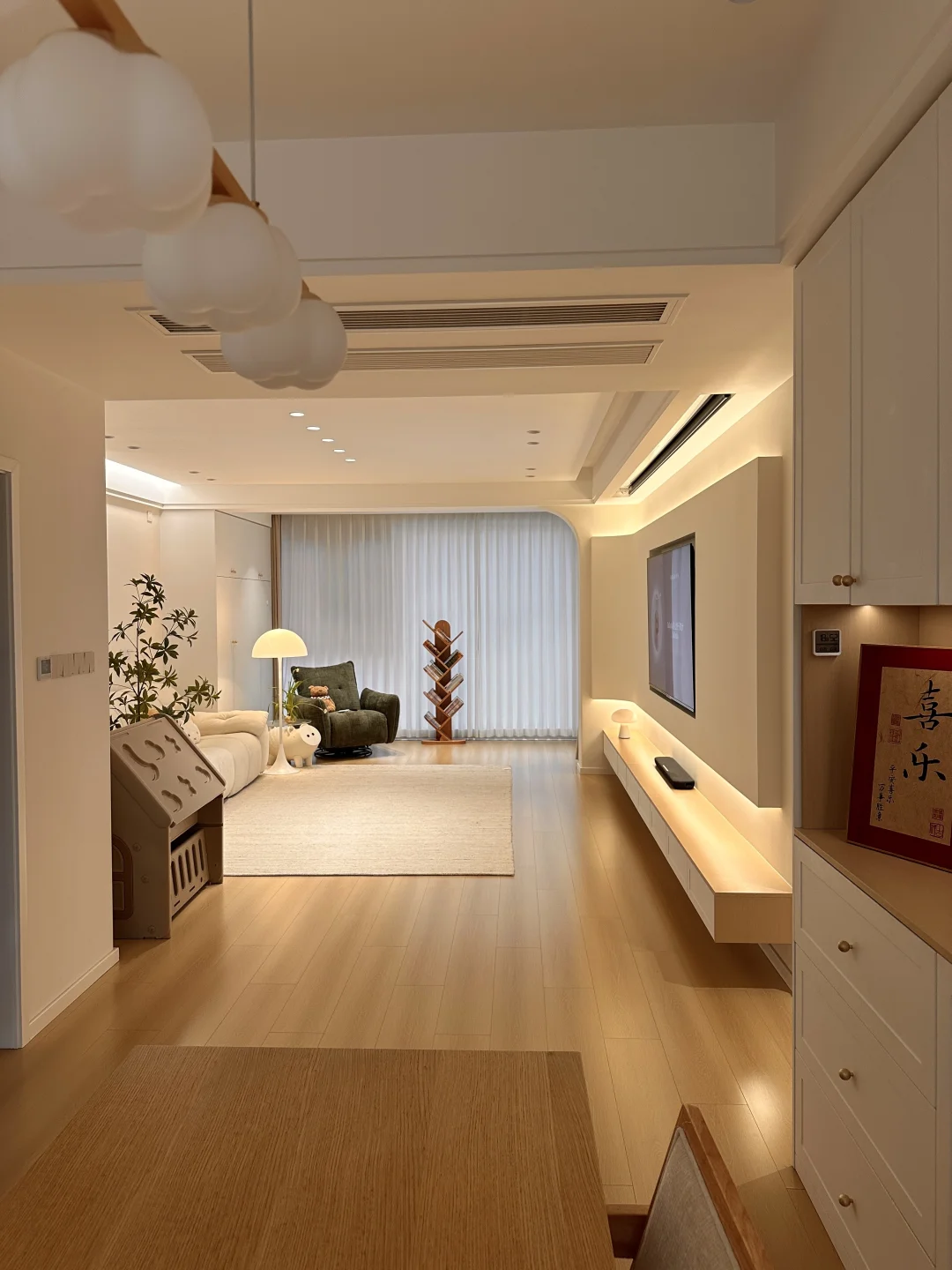 一家三口在小县城的新家，亲戚们来了就不想