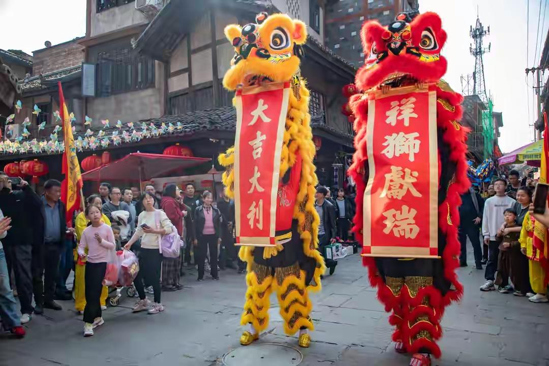 石缝找到狗头金，
可想得者多开心！
上交感是自己要，
大发奇财发财人！
[作揖]