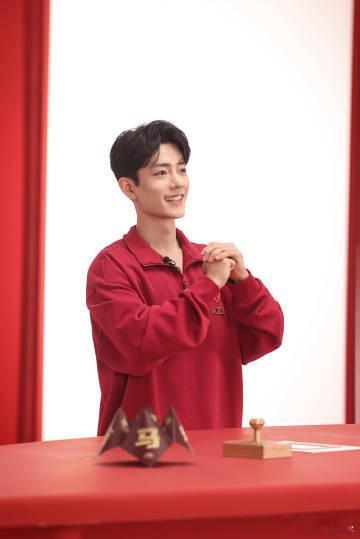 肖战红衣新春氛围感 