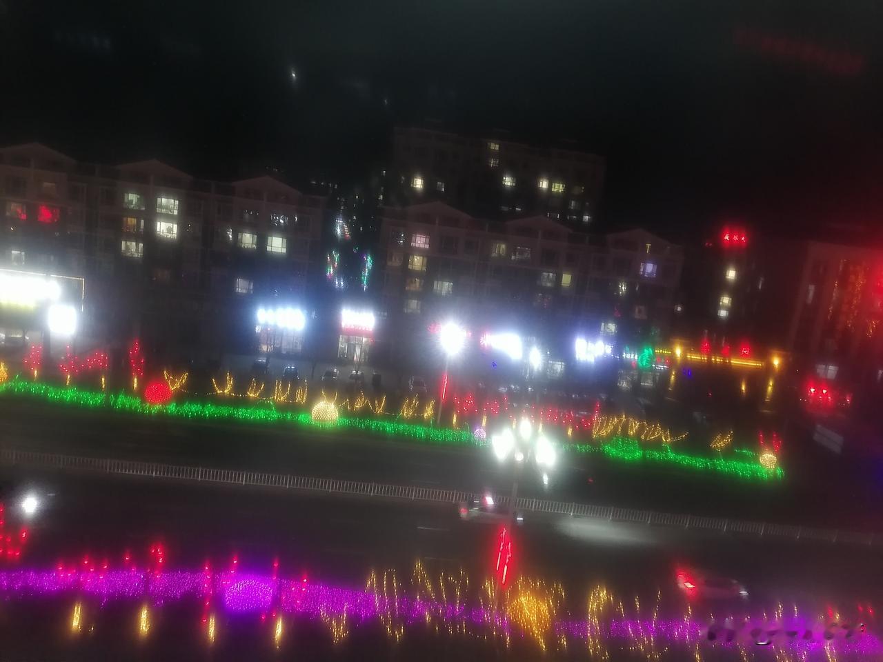 今天有空包饺子了，羊肉圆白菜馅的。东北人喜欢吃蒸饺，我蒸了一大盆，老爸说比买的速