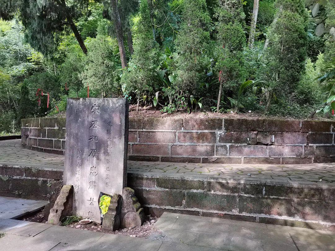 14代人守墓800年！虞允文墓“晴雨树”真相太意外
 
 热搜刷屏，也让人想起虞