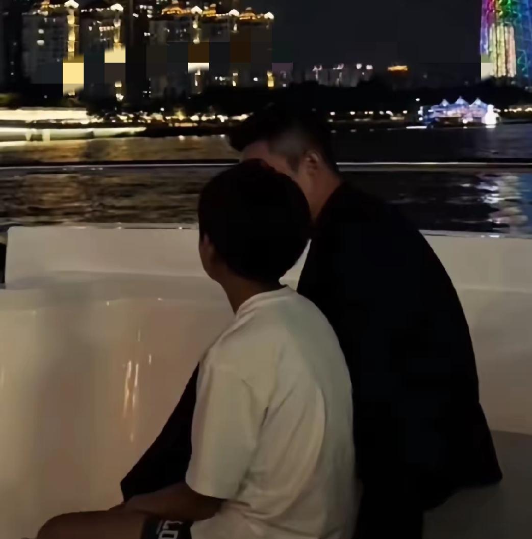 一张抓拍画面，把箖箖含胸驼背的状态推上舆论风口。不少网友心生疑问：是家庭条件拿不