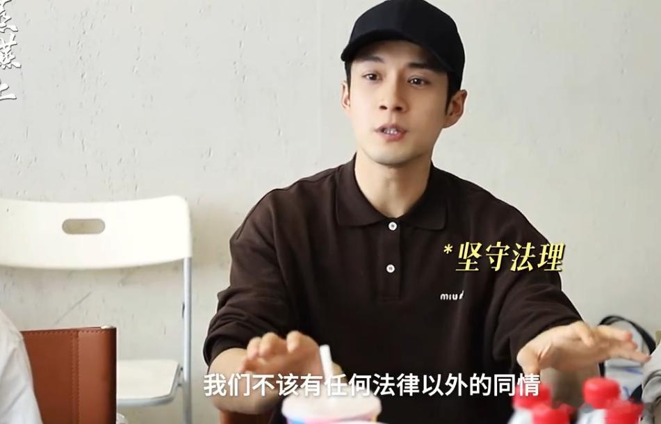 韩东君这眼神得仔细品 雨中撑伞的眼神太有故事感，褪去了法庭上的凌厉，多了几分沉沉