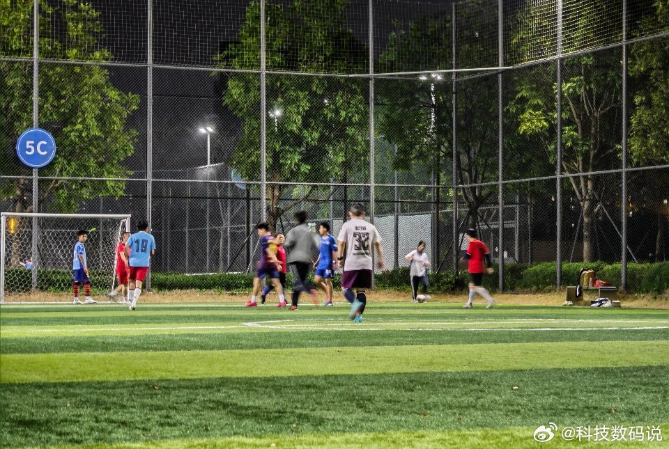 Football Time 刚刚在这里之前有个小伙伴培训踢球的7 8岁被她妈妈说