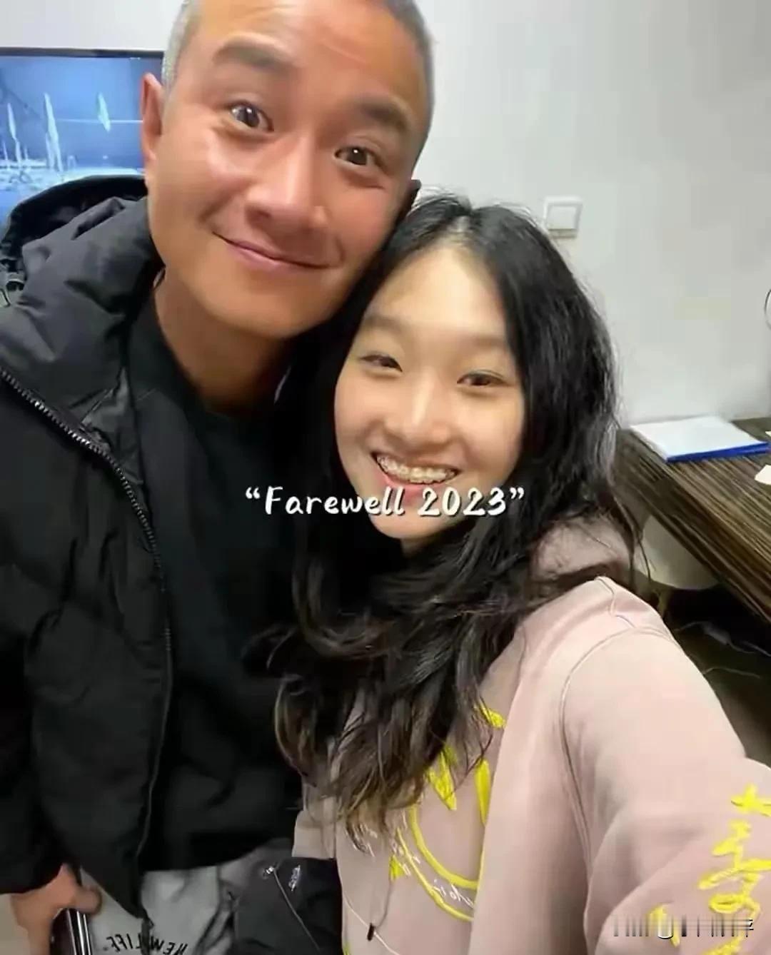 马伊琍16岁的大女儿文君竹也用钢线来做牙齿矫正，为什么不用隐形牙套呢？可能效果没