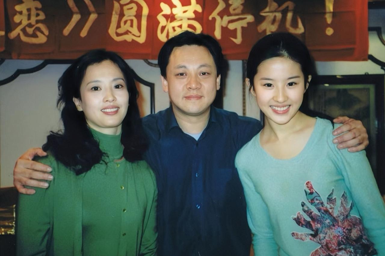 2004年，刘亦菲和母亲刘晓莉，一张罕见的合影，拍摄于《五月之恋》大陆停机杀青庆