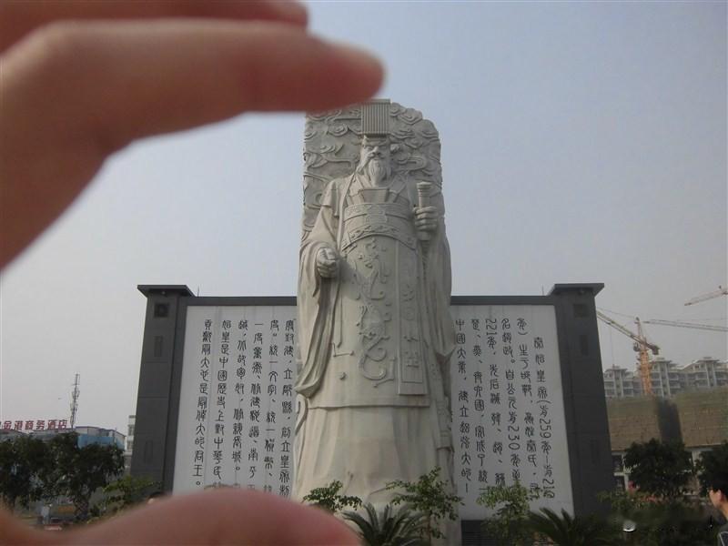 我除了至亲的人，偶尔想找个人吃饭，翻遍通讯录找不到一个人[捂脸]是我人品不行吗[