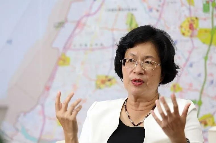 王惠美说八年执政下来，觉得做对的事情重要，党派不重要。
那你8年前和4年前为什么