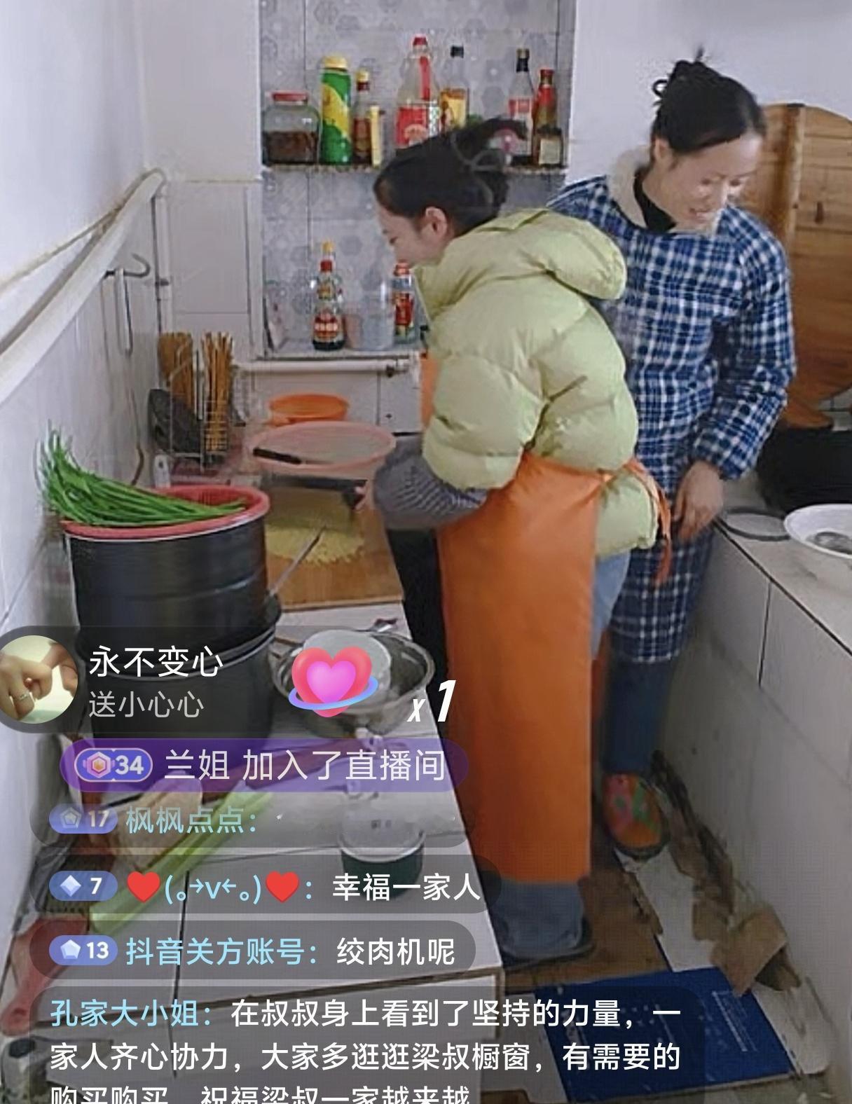 你有多久没听过菜刀剁进砧板的声音了？
昨晚，梁志辉家厨房里，这把声音吸引了50万