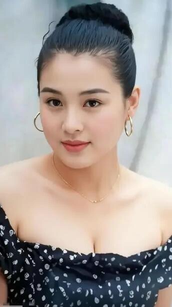 不得不承认，赵明明确实是90年代那一些女明星里长相最大气的一个，眼神灵动，脸型圆