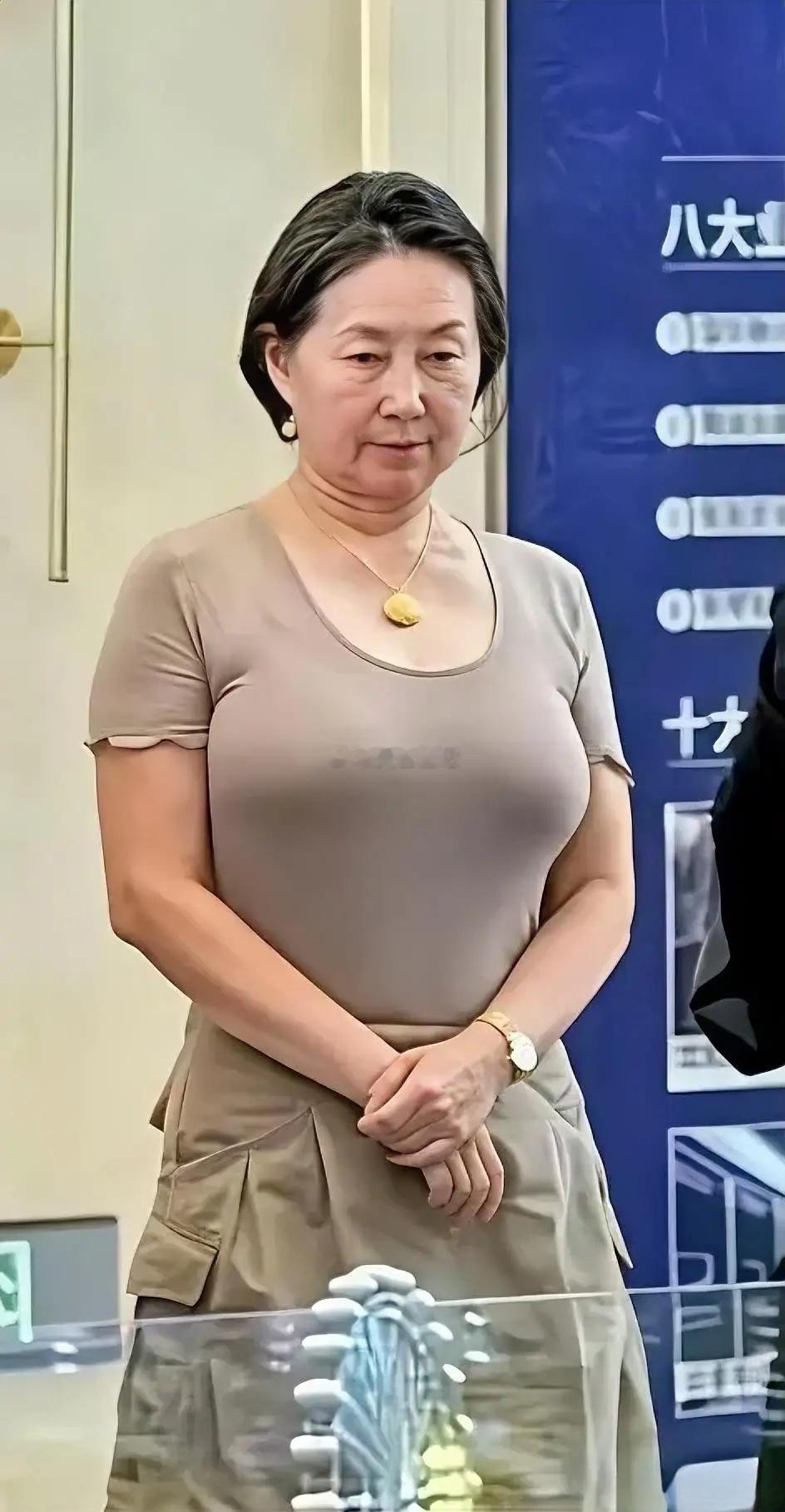 六十多岁的女人，身家几百亿仍然那么拼，至今单身无儿无女，她到底图什么？ ​​​
