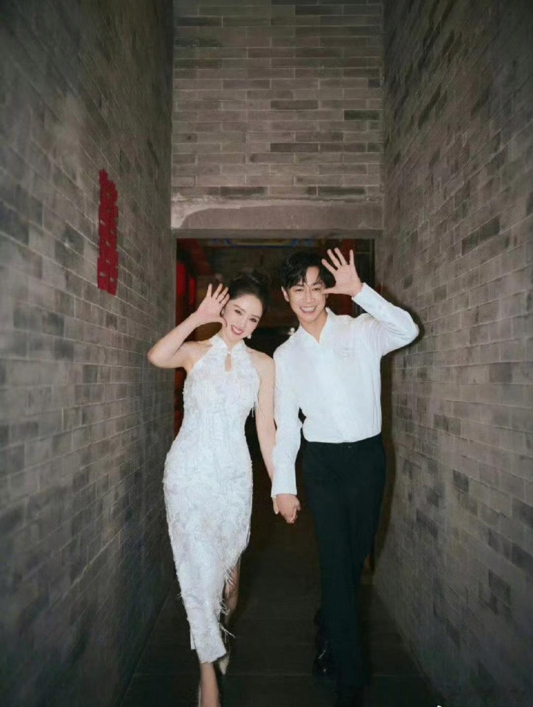 董璇辟谣怀孕传闻!董璇二胎传闻后现身机场，直接脱下外套，条纹紧身内搭下的平坦小腹