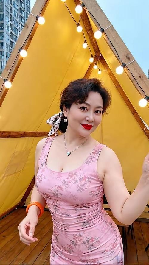 从心态和处事上看，成熟女性有丰富人生经验，遇到问题冷静果断。
个性上，成熟女性魅
