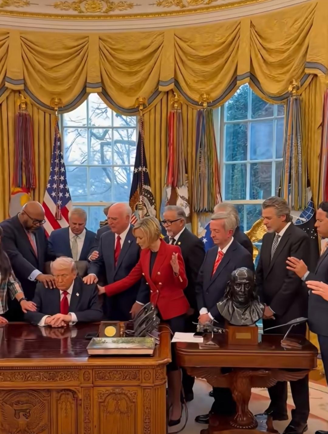 这是要准备展开魔法攻击了吗？

这一幕连很多美国网友都看不下去了，纷纷质疑这要搞