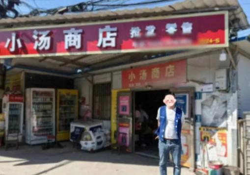 湖南一男子开着豪车来路边买烟，因懒得下车叫喊老板娘，拿两条2000多元的香烟，没