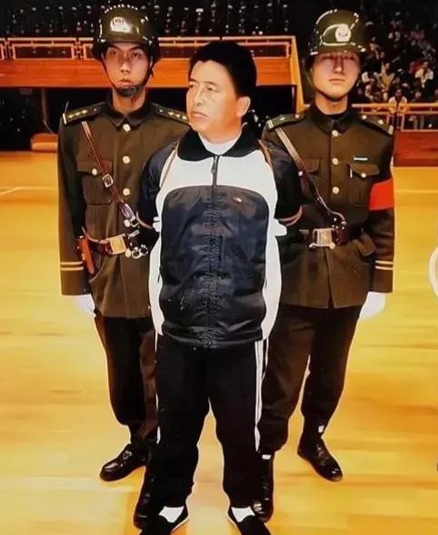 2000年的，昆明公审大会，杨天勇被验明正身，押赴刑场前，留下的一张老照片，镜头