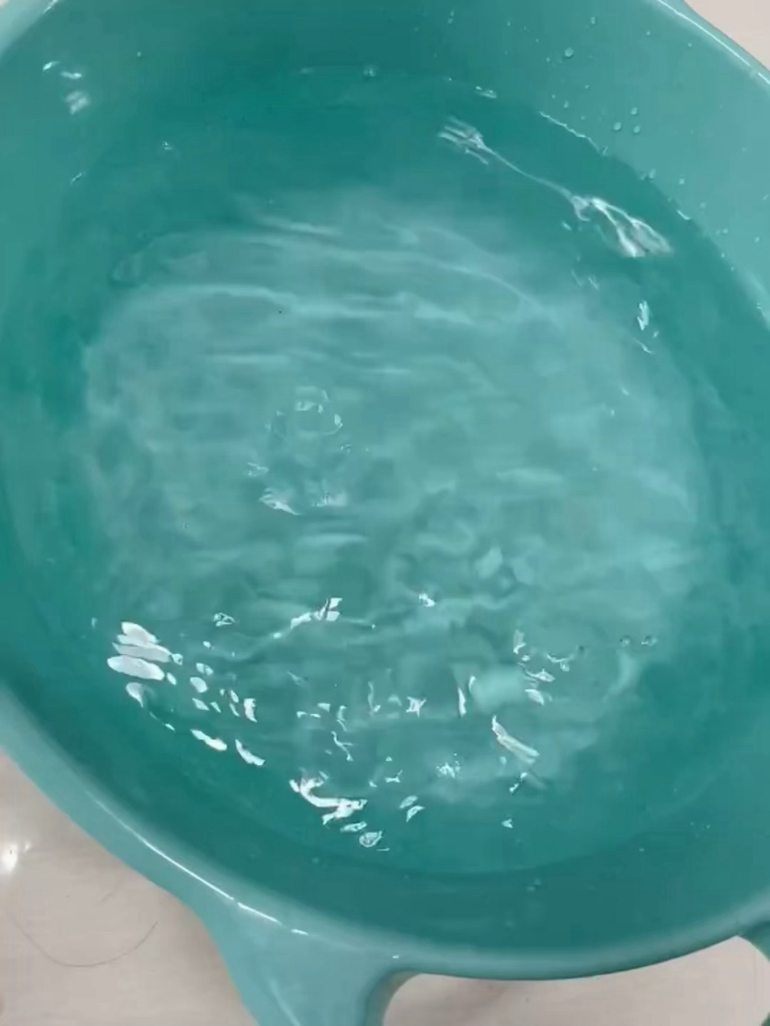 降温装备开始内卷宿舍太热怎么办? 当代大学生为了降温，智慧大爆发盆盆罐罐列队 