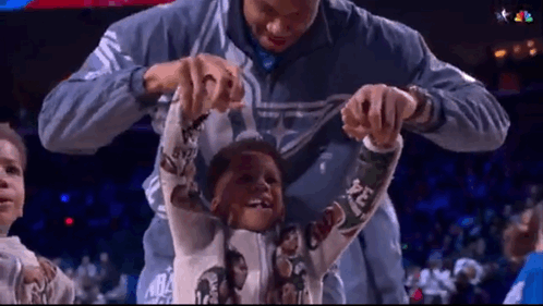 字母哥就这么教孩子的！！
字母4岁的儿子为小卡的精彩表现点赞，而字母则摁着人家的