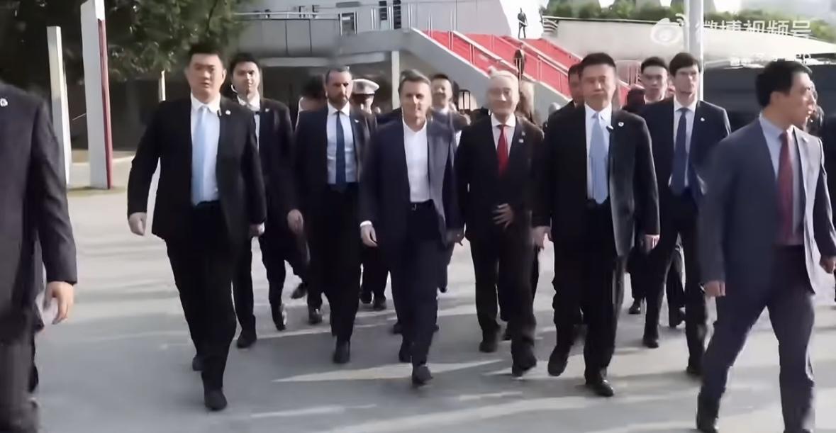 马克龙在四川大学校园受到热烈欢迎。