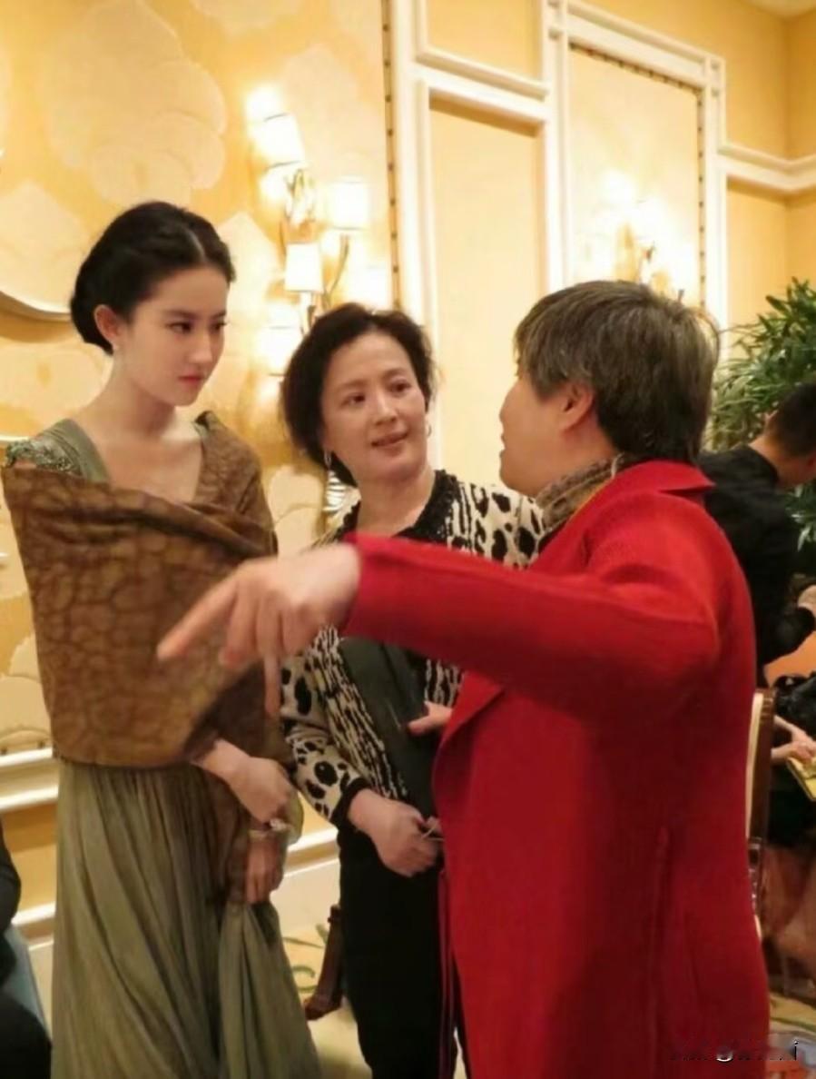 太罕见了，神仙姐姐和母亲一同出席活动。果真是生出神仙姐姐的母亲，即便已年过六旬，