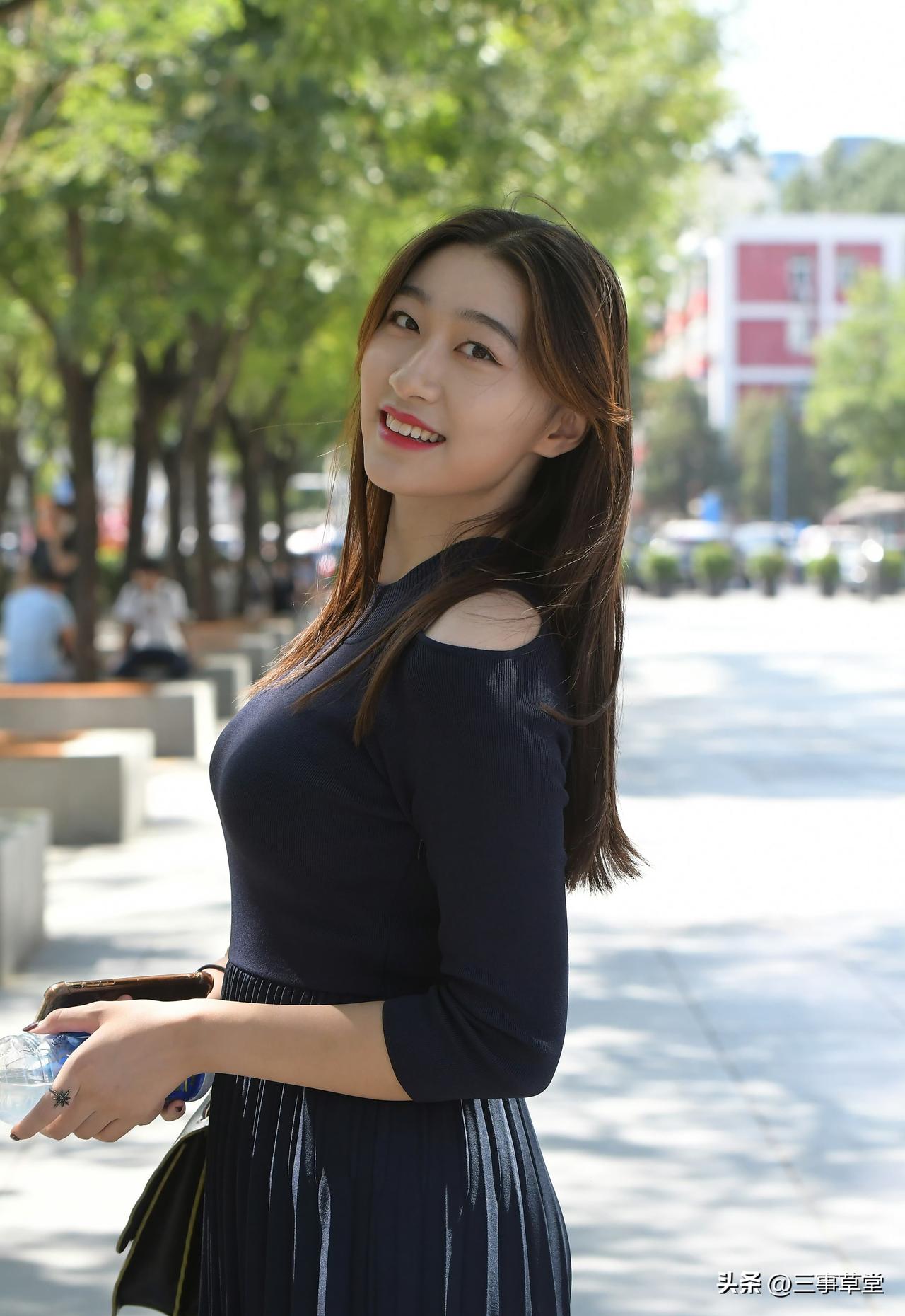 怎样穿搭知性又显身材?阴天和简约穿搭最配啦～修身针织+微喇裤，把身材比例拉满本本