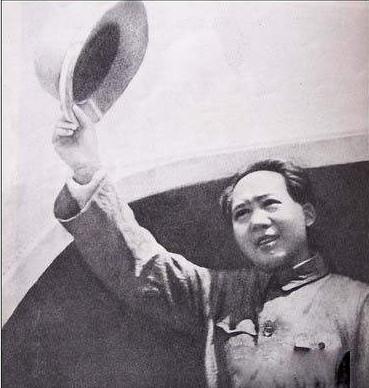 1945年8月29日的清晨，蒋介石盯着手里的毛主席照片出神，看了半晌后，突然问身