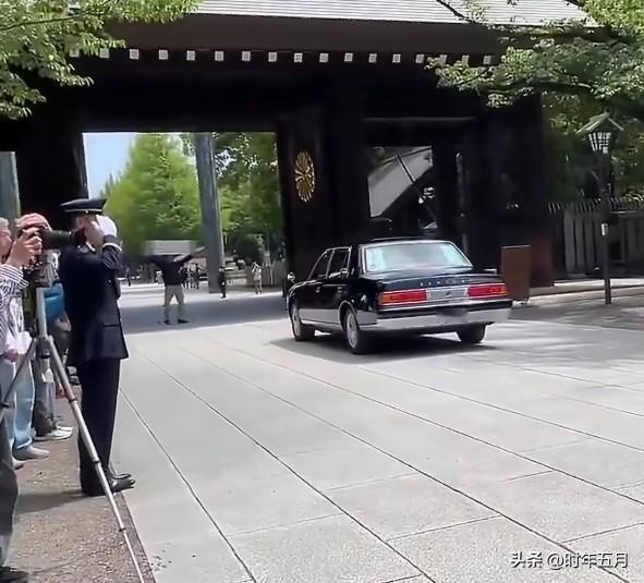 韩国男子在日本靖国神社拦截天皇使者车辆后被逮捕。
当地时间22日，日本靖国神社前