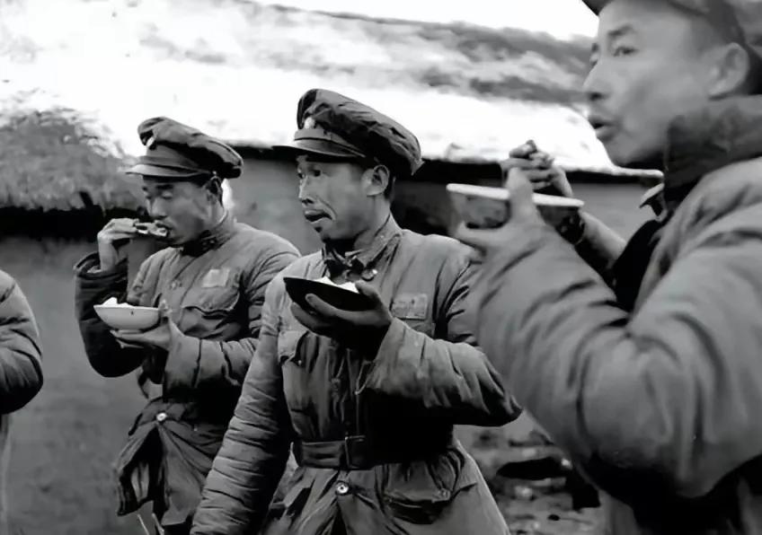 1949年，高邮解放。十几名地下党被拖出去枪毙，组织认定他们已牺牲，谁知，几天后