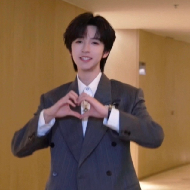 李小冉让贺峻霖小嘴巴闭起来哈哈哈哈哈哈贺峻霖这直接贴脸开大，模仿李小冉的心愿便利