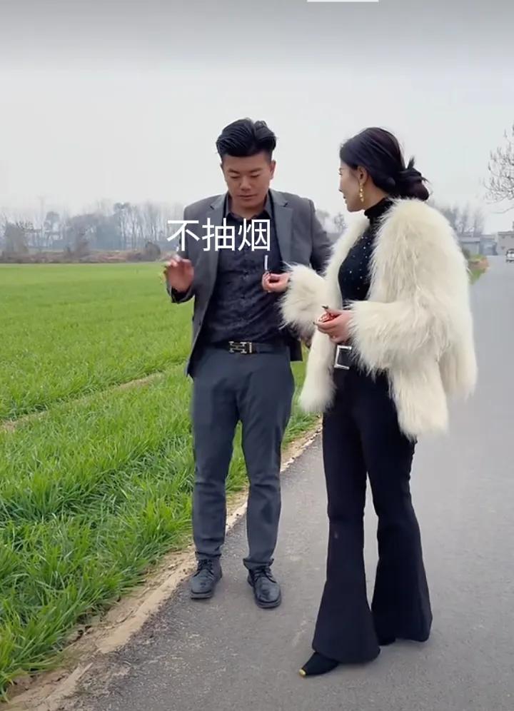 情侣漫步田间，本应是美好浪漫的画面，可要是全程沉默尴尬，那还不如不去！就像那对在