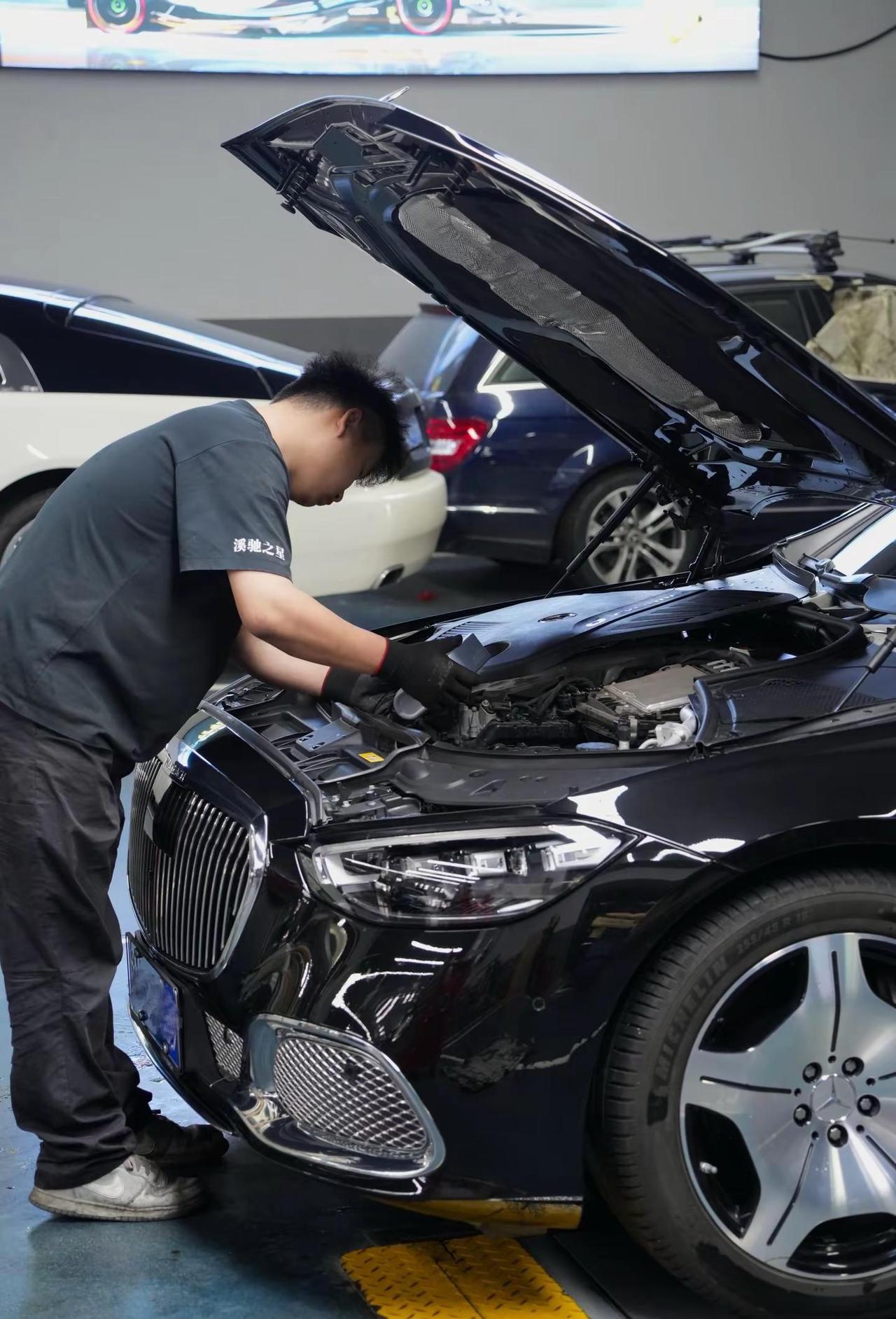 精工养护，从容随行。迈巴赫S级保养施工。力魔TopTec4600 5W-30，满