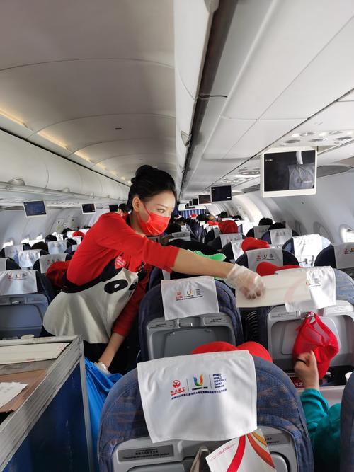 我要是这趟航班上的乘客，下飞机的第一件事就是找航空公司要说法。

8月18号晚上