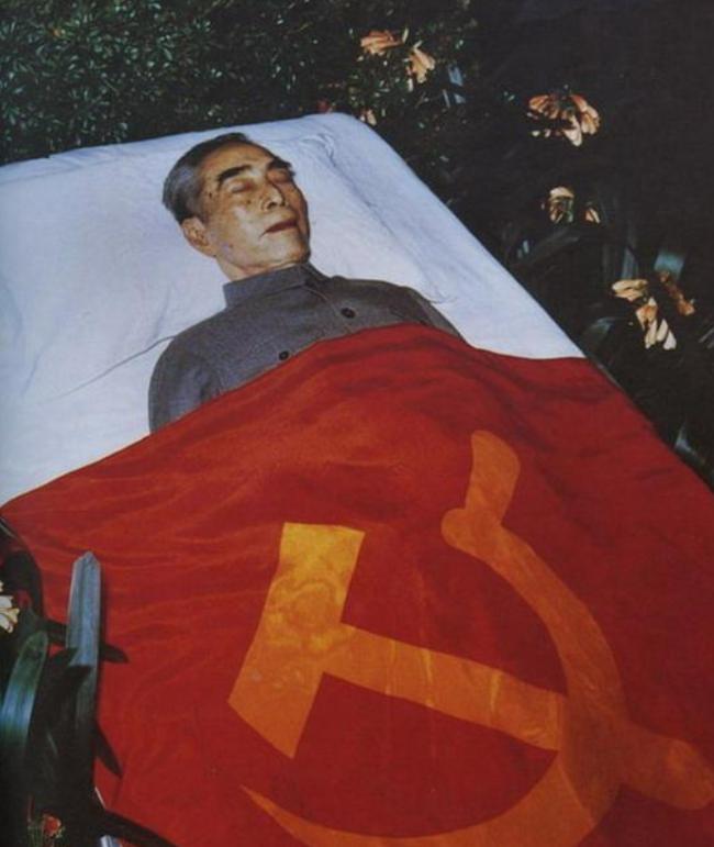 1976年，周总理去世3小时后，遗体被医生解剖研究！发现肝、肺、大脑都形成了恶性