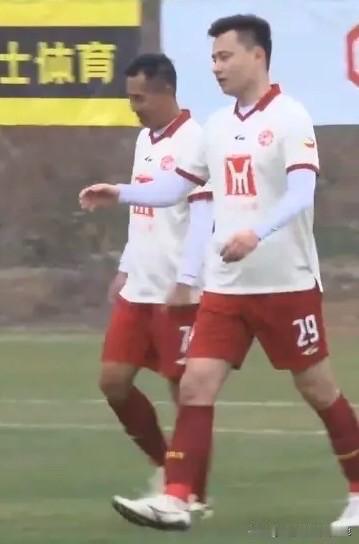 郜林虽然比以前胖了一圈，但看来进球感觉犹在，特别是这种对抗不是很激烈的中国传承足