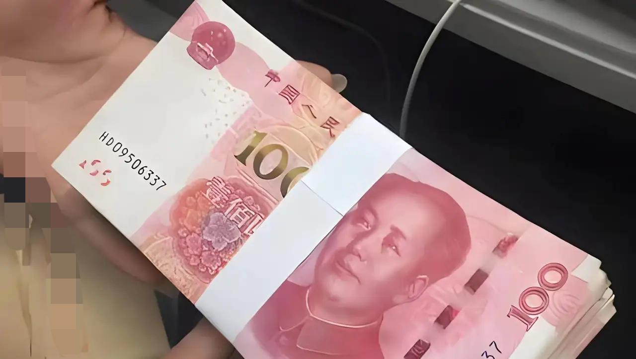 安徽淮南，女子丈夫生病住院，她去跟一男性村民借10000元应急，钱借到手后，她打