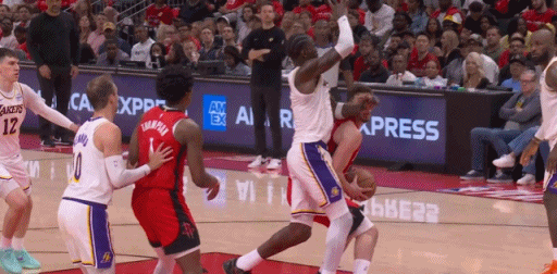 艾顿这一肘子把湖人逆转的希望彻底打没了！
艾顿这是有点兴奋过度了，这一肘子真没必