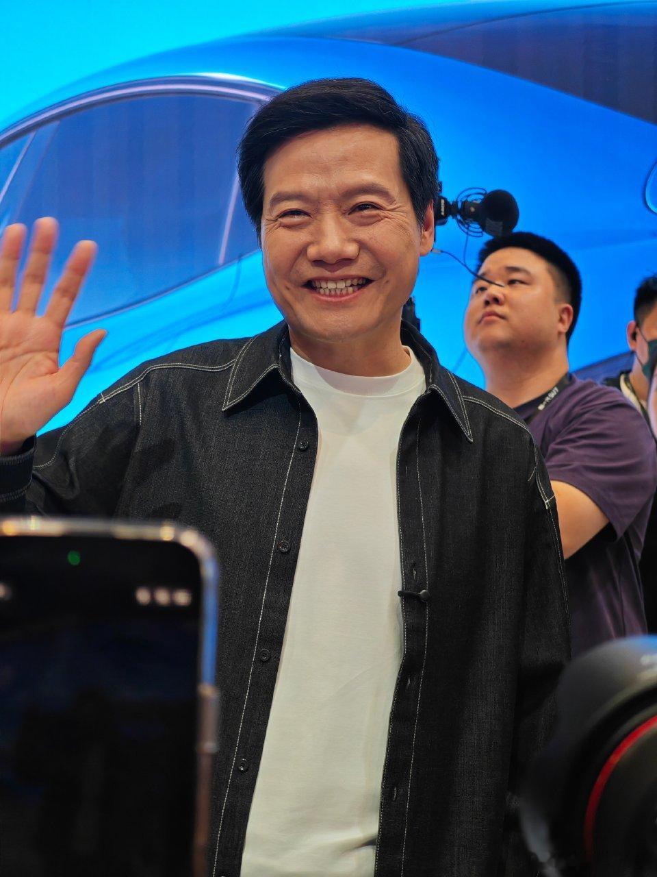 这俩梨涡也太可爱了(๑•.•๑)雷总笑起来总是有一种莫名其妙的可爱和羞涩